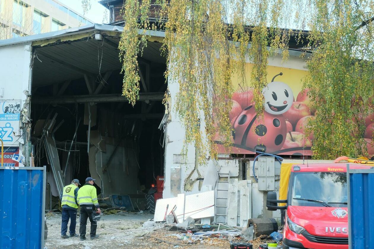  Zaczęła się rozbiórka budynku przy ul. Wieniawskiej, gdzie był sklep Biedronka (zdjęcie 3) - Autor: Maciej Kaczanowski