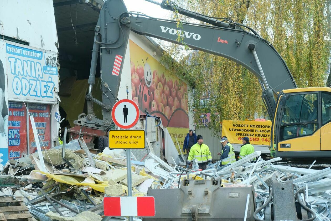  Zaczęła się rozbiórka budynku przy ul. Wieniawskiej, gdzie był sklep Biedronka (zdjęcie 2) - Autor: Maciej Kaczanowski