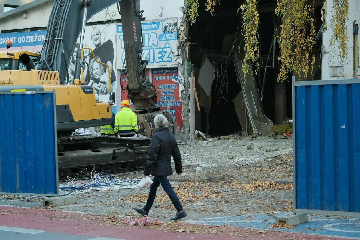  Zaczęła się rozbiórka budynku przy ul. Wieniawskiej, gdzie był sklep Biedronka (zdjęcie 14) - Autor: Maciej Kaczanowski