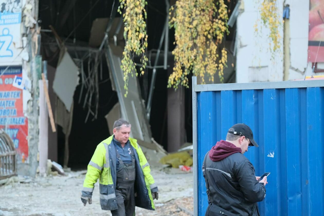  Zaczęła się rozbiórka budynku przy ul. Wieniawskiej, gdzie był sklep Biedronka (zdjęcie 12) - Autor: Maciej Kaczanowski