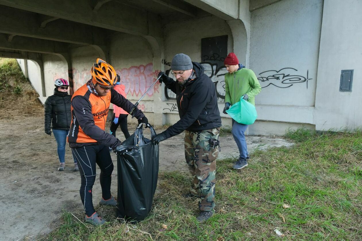  Rowerzyści posprzątali brzegi Bystrzycy (zdjęcie 27) - Autor: Maciej Kaczanowski