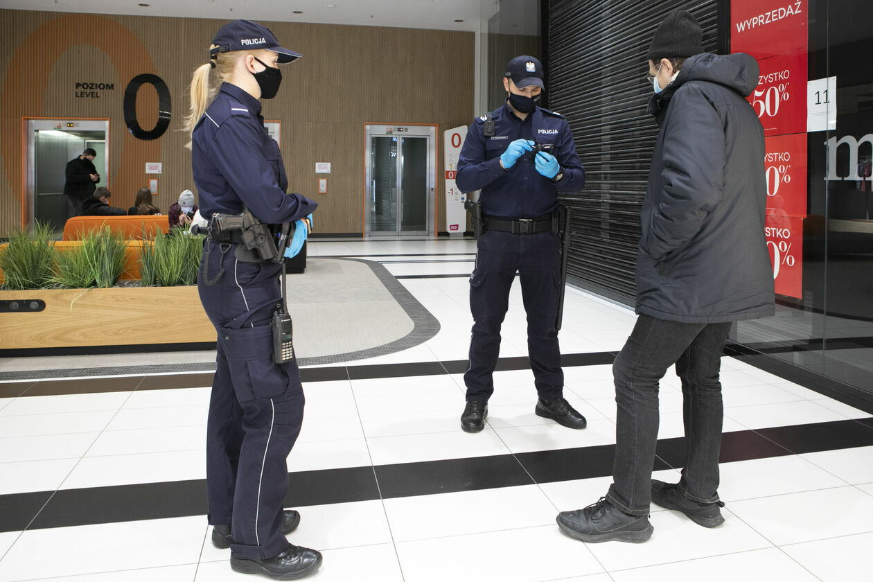  Policyjne kontrole w galeriach handlowych  (zdjęcie 8) - Autor: Jacek Szydłowski 