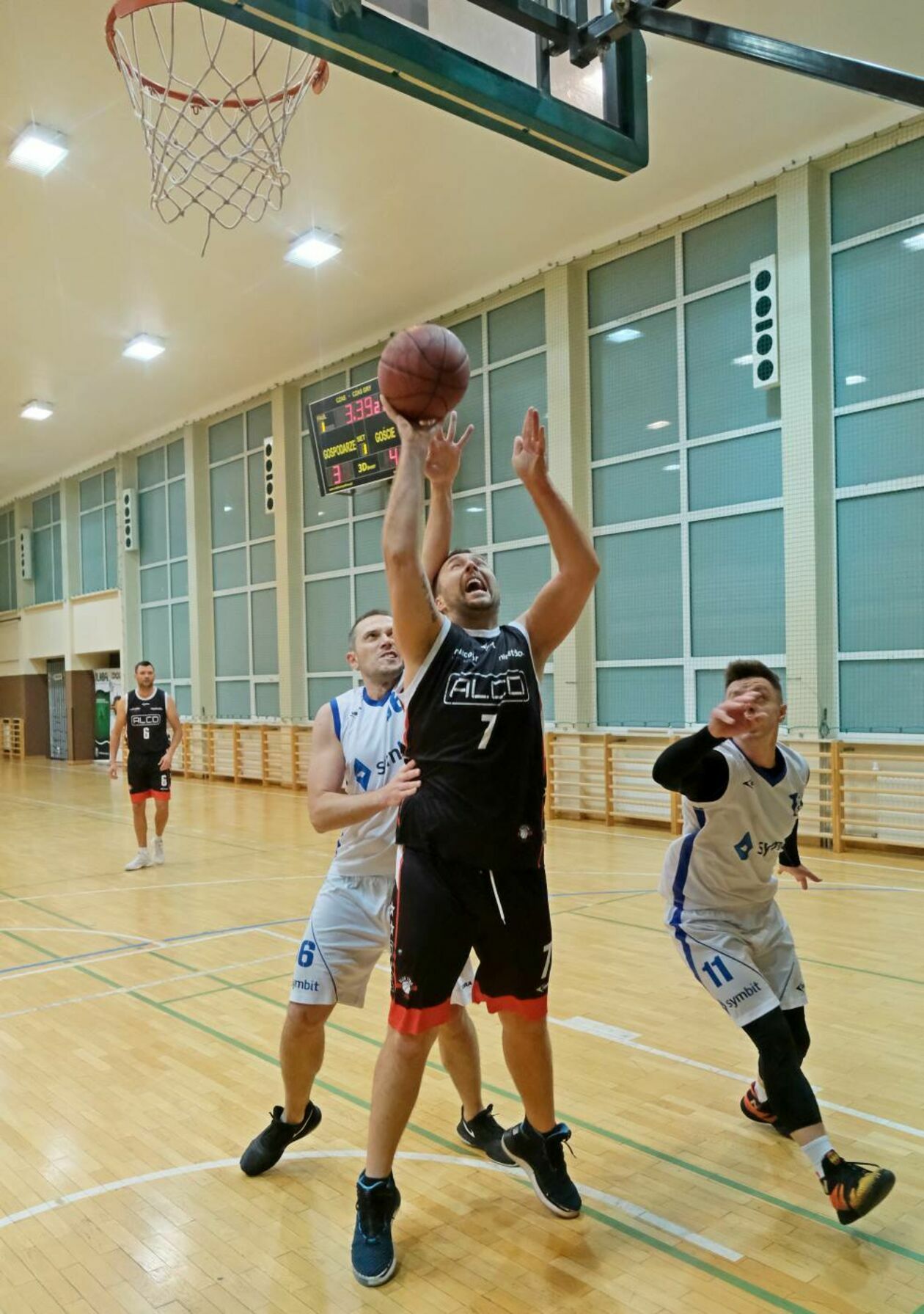  Koszykówka amatorów: mecz Symbit vs Alco (zdjęcie 4) - Autor: Maciej Kaczanowski