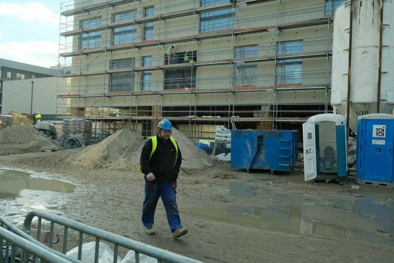  Prace wykończeniowe w nowym budynku szpitala SPSK 1 i panorama miasta z lądowiska (zdjęcie 4) - Autor: Maciej Kaczanowski