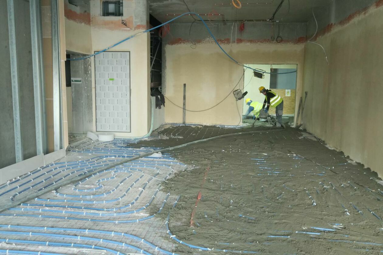  Prace wykończeniowe w nowym budynku szpitala SPSK 1 i panorama miasta z lądowiska (zdjęcie 37) - Autor: Maciej Kaczanowski