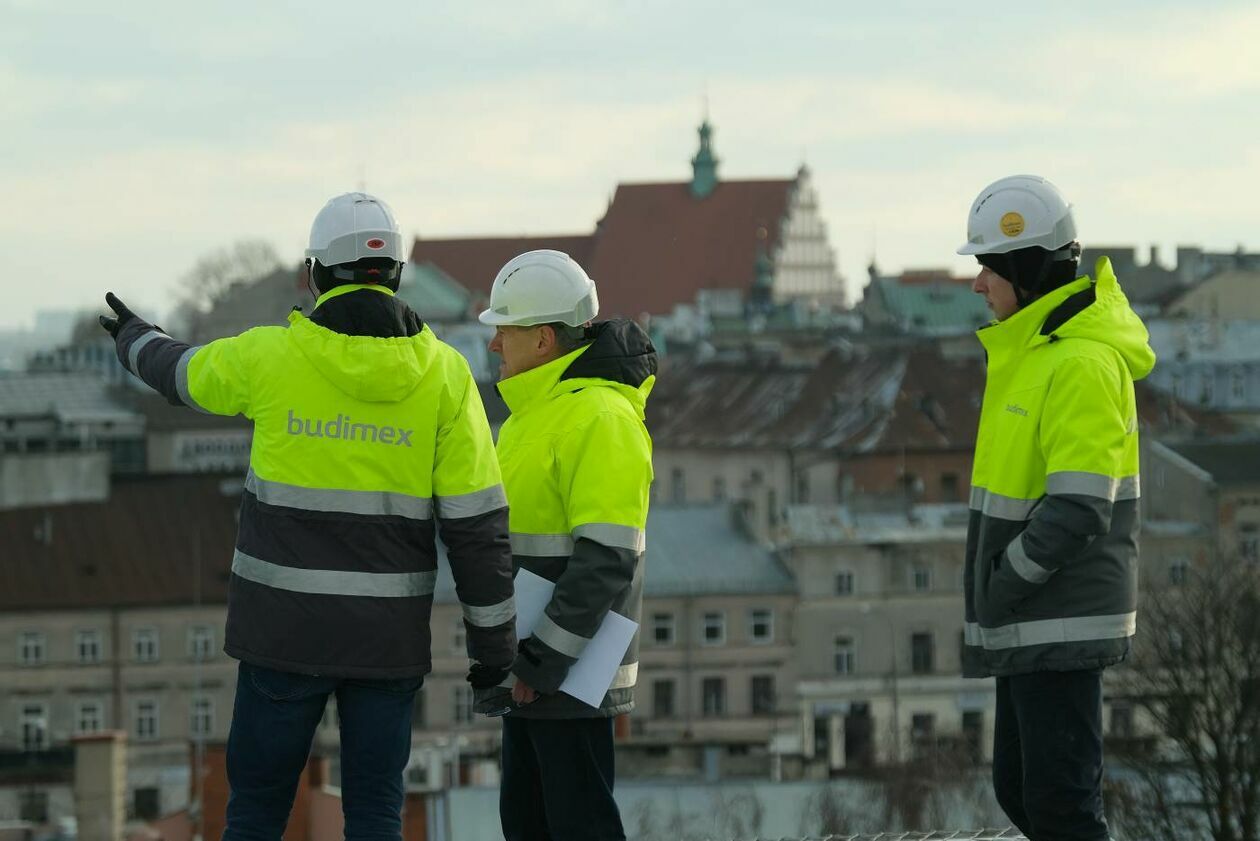  Prace wykończeniowe w nowym budynku szpitala SPSK 1 i panorama miasta z lądowiska (zdjęcie 18) - Autor: Maciej Kaczanowski