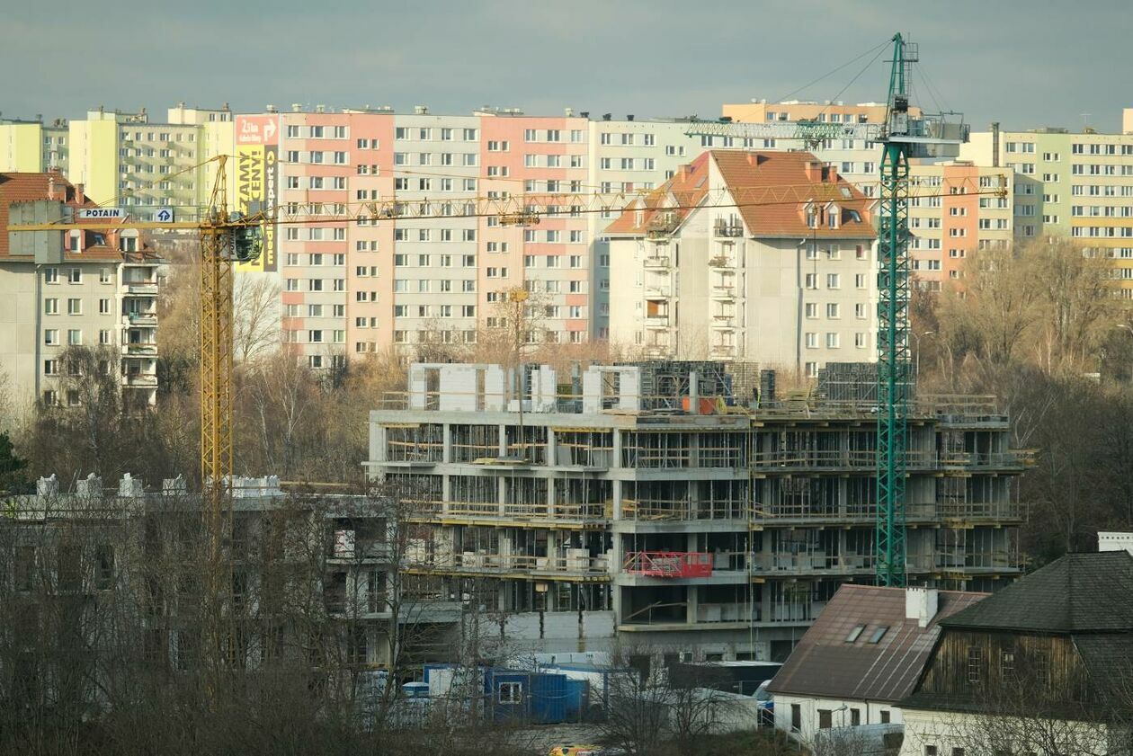  Prace wykończeniowe w nowym budynku szpitala SPSK 1 i panorama miasta z lądowiska (zdjęcie 21) - Autor: Maciej Kaczanowski