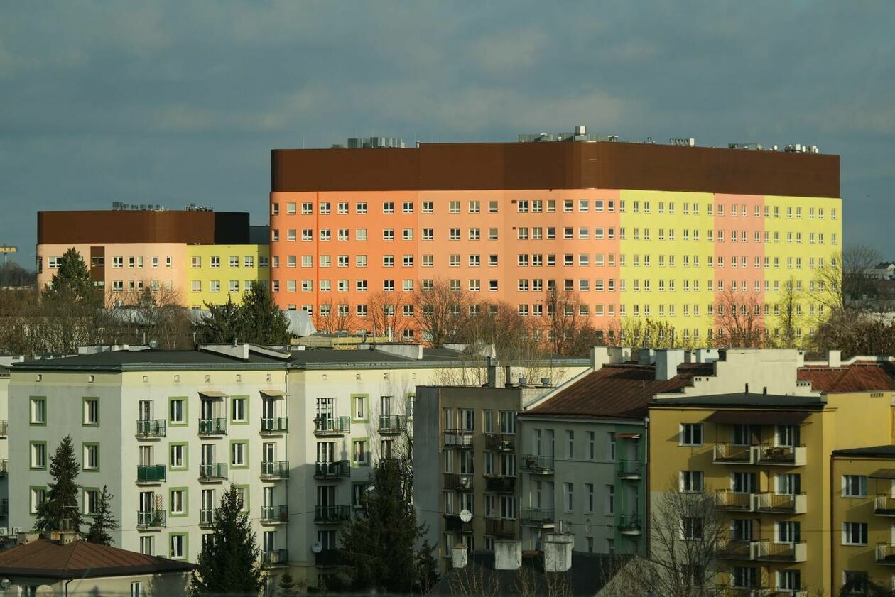 Prace wykończeniowe w nowym budynku szpitala SPSK 1 i panorama miasta z lądowiska (zdjęcie 19) - Autor: Maciej Kaczanowski