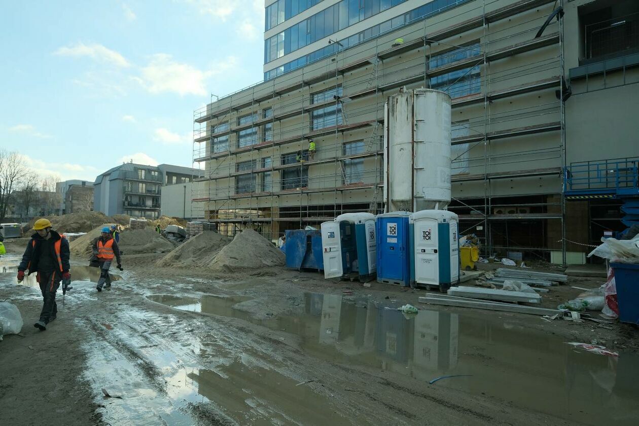  Prace wykończeniowe w nowym budynku szpitala SPSK 1 i panorama miasta z lądowiska (zdjęcie 5) - Autor: Maciej Kaczanowski