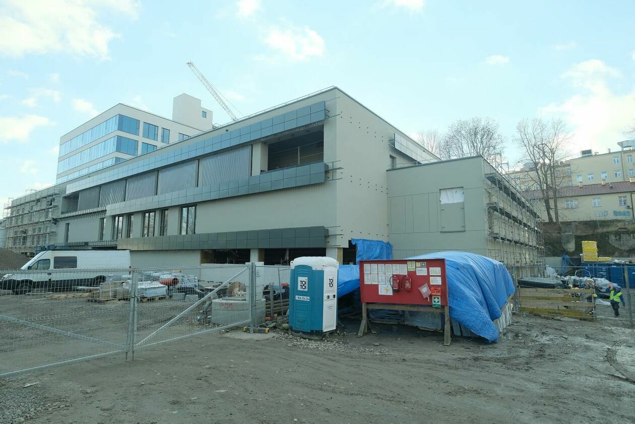  Prace wykończeniowe w nowym budynku szpitala SPSK 1 i panorama miasta z lądowiska (zdjęcie 3) - Autor: Maciej Kaczanowski