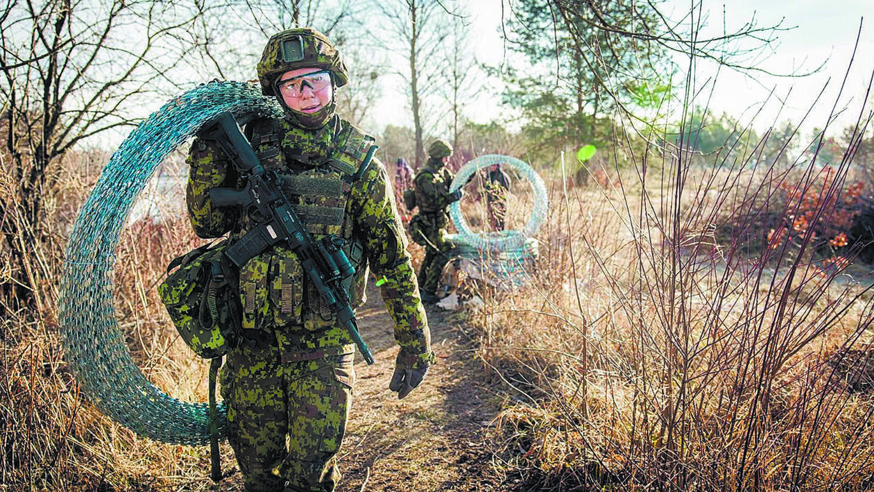  <p>Kilka dni temu, Mariusz Błaszczak, szef MON w mediach społecznościowych pokazał zdjęcia, jak wojska estońskie pomagają na granicy polsko-białoruskiej</p>
<p>&nbsp;</p>