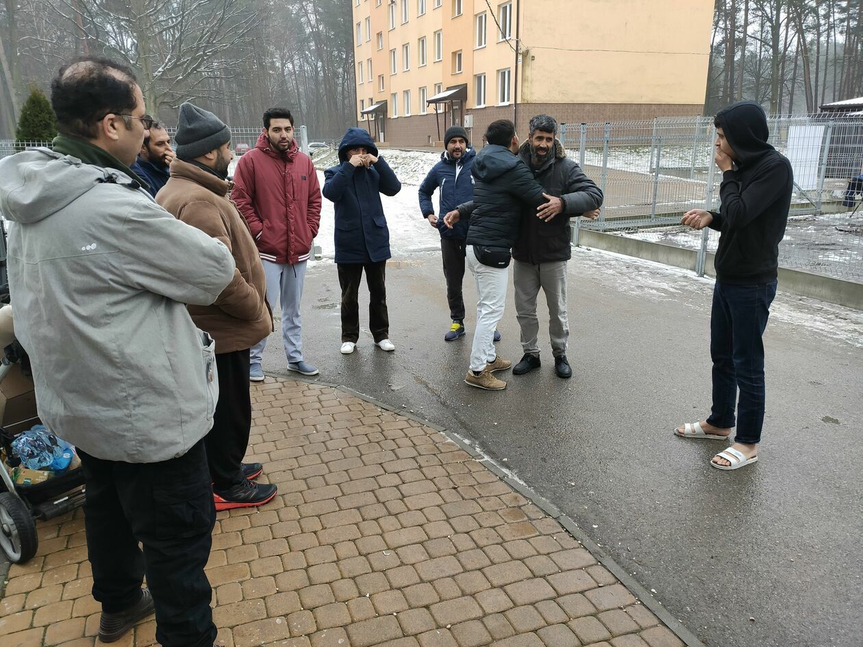  <p>Pożegnanie rodzin&nbsp;z mieszkańcami ośrodka dla cudzoziemc&oacute;w</p>