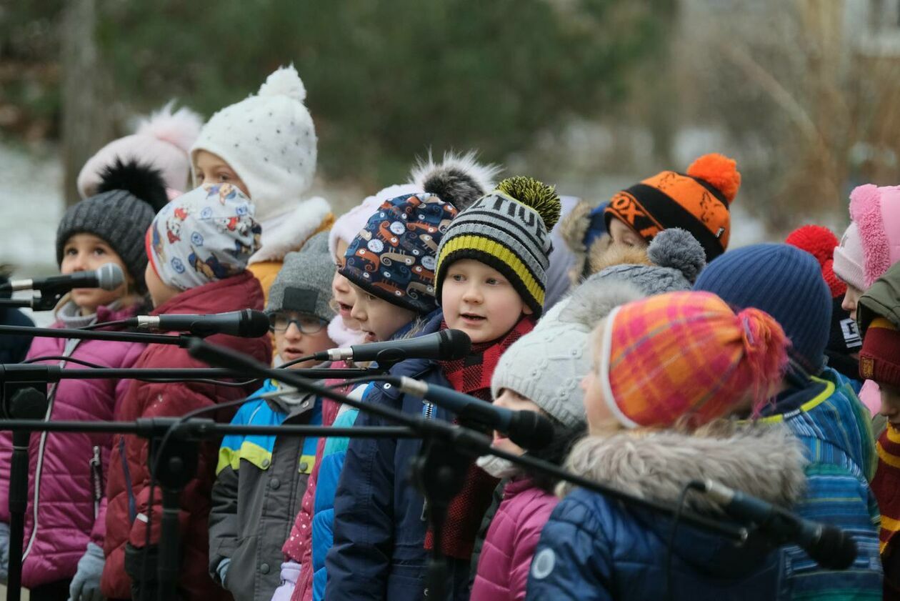  Mieszkańcy LSM wspólnie ubierali osiedlową choinkę a przedszkolaki miały zabawę mikołajkową (zdjęcie 12) - Autor: Maciej Kaczanowski