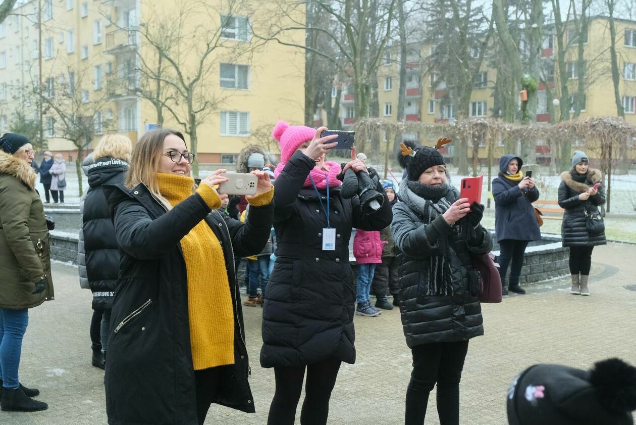 Mieszkańcy LSM wspólnie ubierali osiedlową choinkę a przedszkolaki miały zabawę mikołajkową