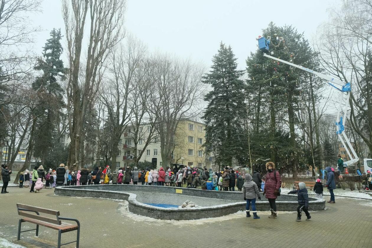  Mieszkańcy LSM wspólnie ubierali osiedlową choinkę a przedszkolaki miały zabawę mikołajkową (zdjęcie 14) - Autor: Maciej Kaczanowski