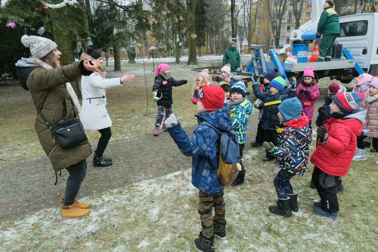  Mieszkańcy LSM wspólnie ubierali osiedlową choinkę a przedszkolaki miały zabawę mikołajkową (zdjęcie 11) - Autor: Maciej Kaczanowski