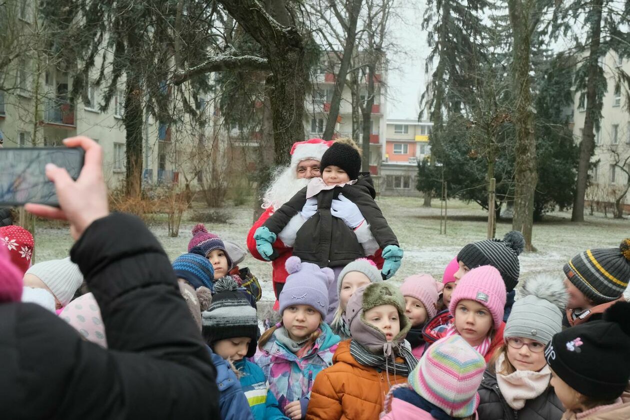  Mieszkańcy LSM wspólnie ubierali osiedlową choinkę a przedszkolaki miały zabawę mikołajkową (zdjęcie 6) - Autor: Maciej Kaczanowski