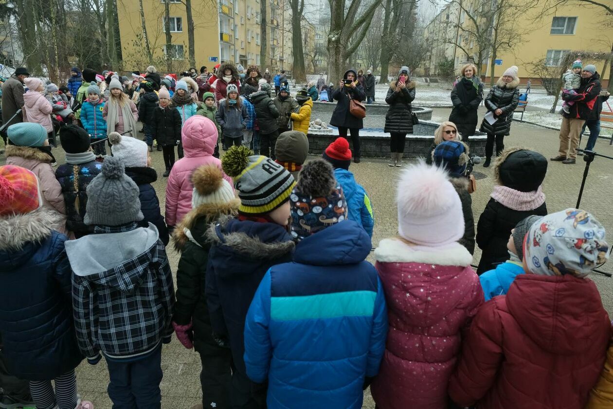  Mieszkańcy LSM wspólnie ubierali osiedlową choinkę a przedszkolaki miały zabawę mikołajkową (zdjęcie 16) - Autor: Maciej Kaczanowski