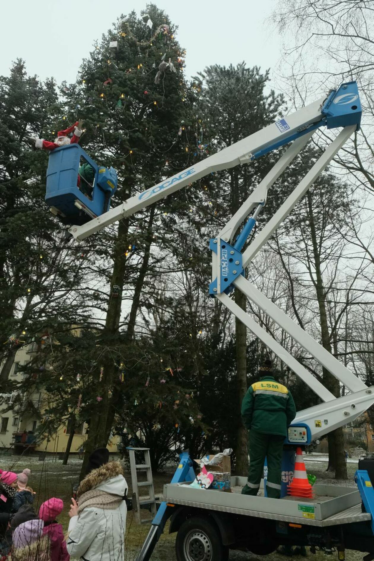  Mieszkańcy LSM wspólnie ubierali osiedlową choinkę a przedszkolaki miały zabawę mikołajkową (zdjęcie 10) - Autor: Maciej Kaczanowski