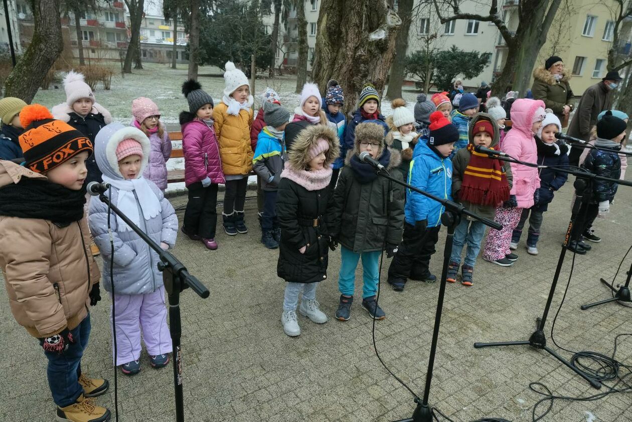  Mieszkańcy LSM wspólnie ubierali osiedlową choinkę a przedszkolaki miały zabawę mikołajkową (zdjęcie 15) - Autor: Maciej Kaczanowski