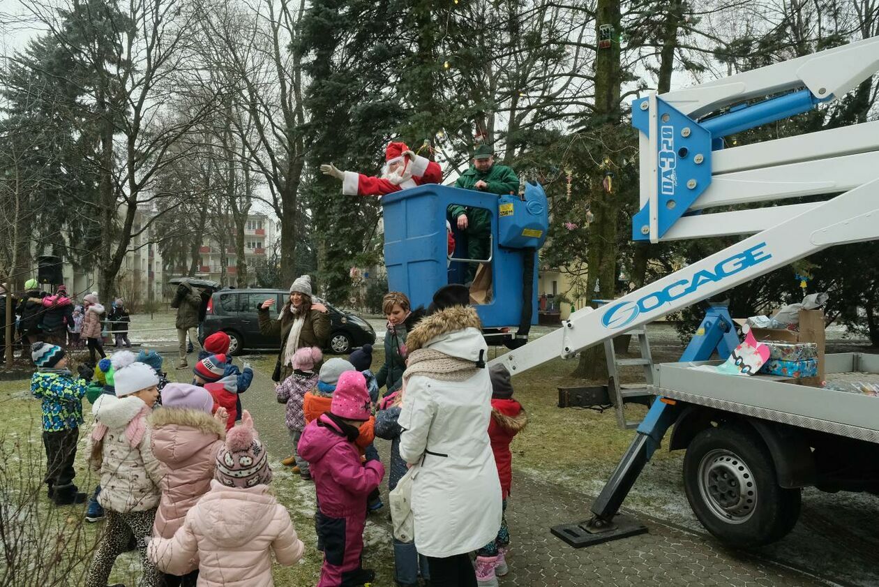  Mieszkańcy LSM wspólnie ubierali osiedlową choinkę a przedszkolaki miały zabawę mikołajkową (zdjęcie 8) - Autor: Maciej Kaczanowski