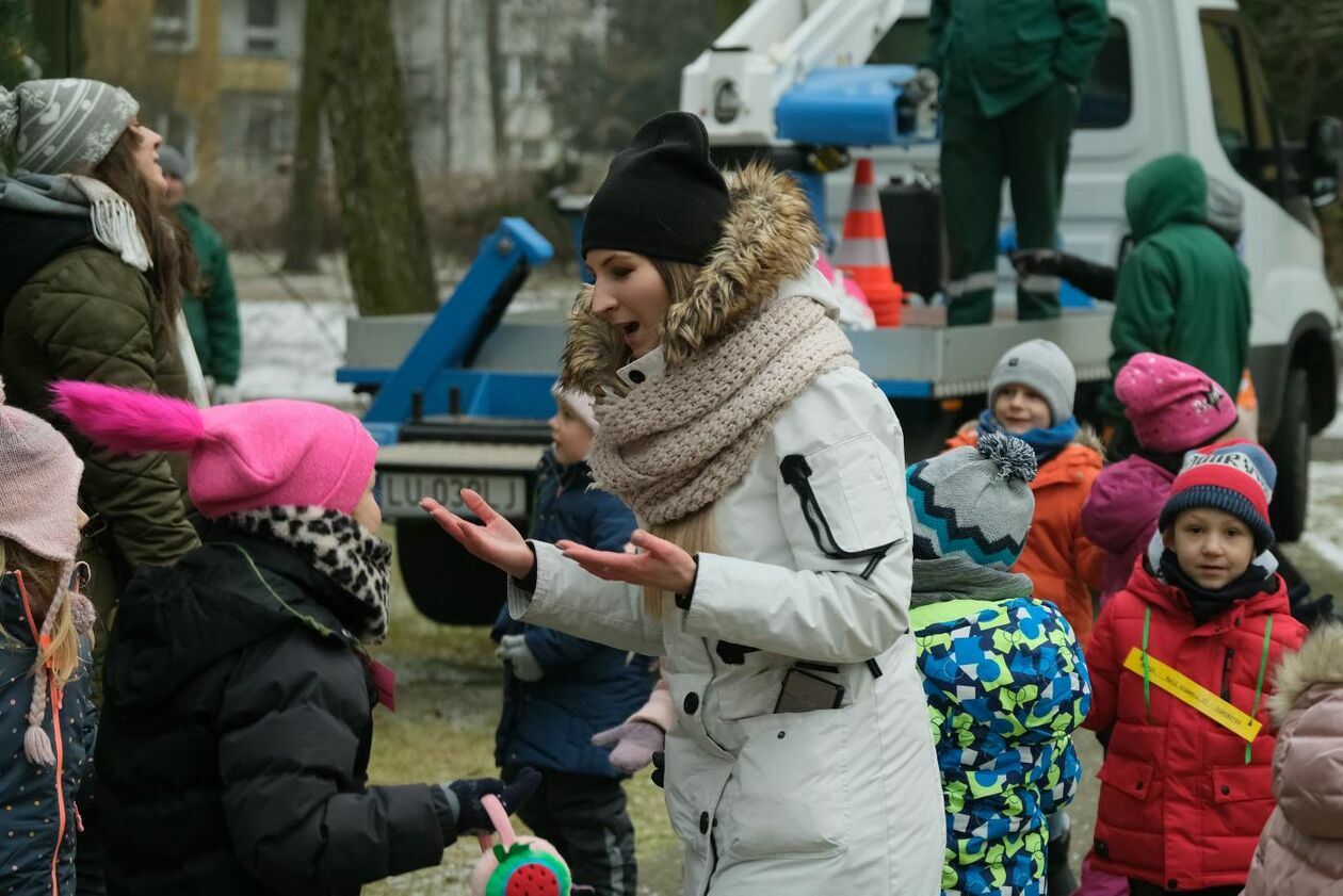  Mieszkańcy LSM wspólnie ubierali osiedlową choinkę a przedszkolaki miały zabawę mikołajkową (zdjęcie 13) - Autor: Maciej Kaczanowski