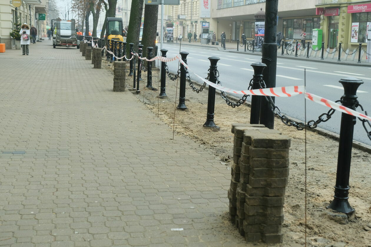 Usuwanie kostki brukowej na Krakowskim Przedmieściu