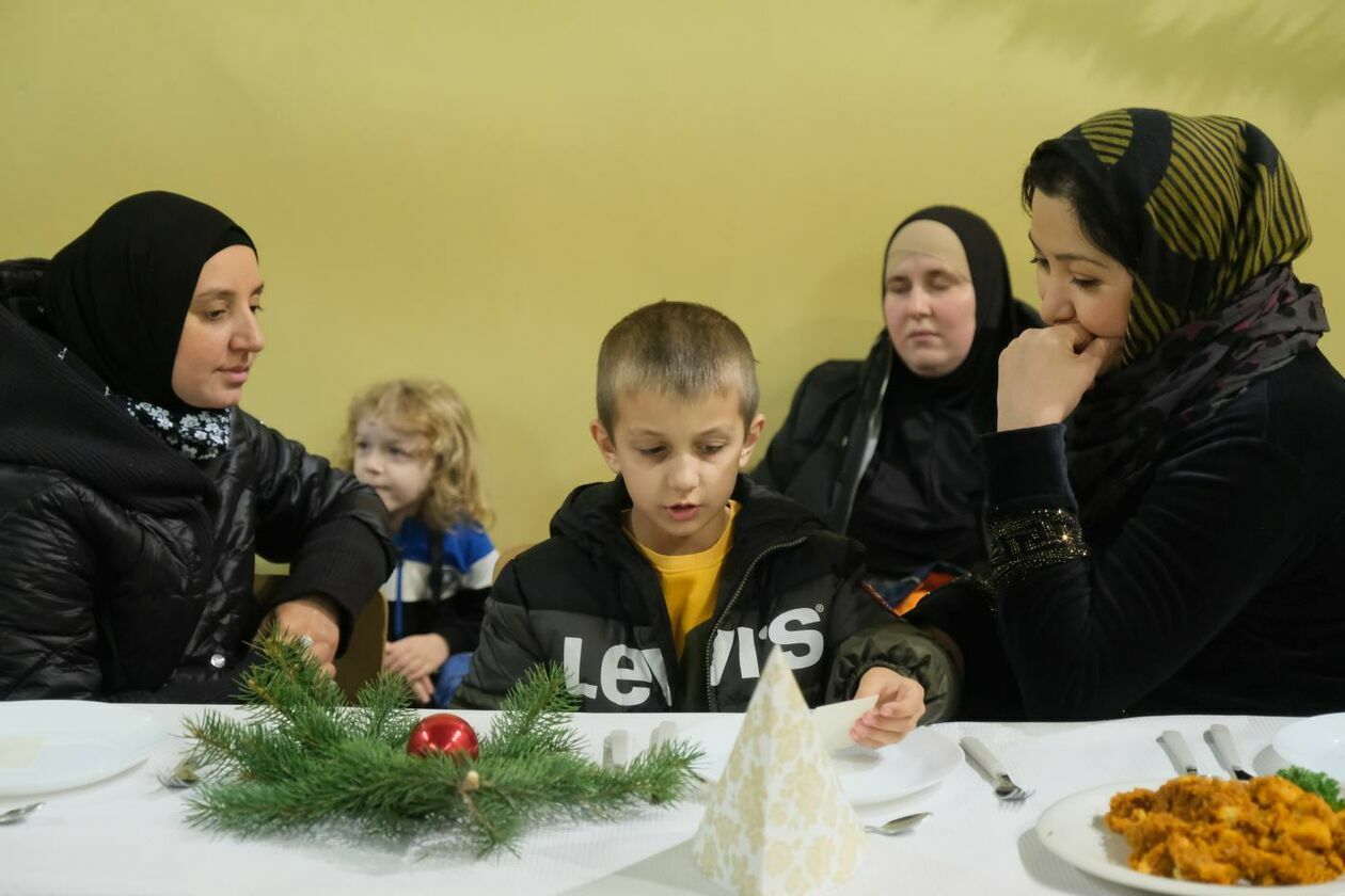  Wigilia dla osób bezdomnych, skrajnie ubogich, uchodźców i migrantów w Lublinie (zdjęcie 15) - Autor: Maciej Kaczanowski