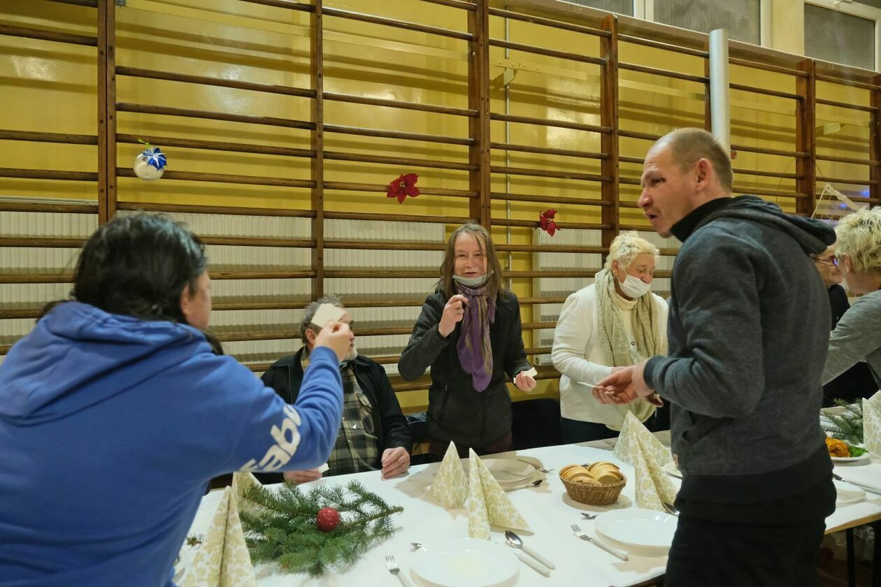  Wigilia dla osób bezdomnych, skrajnie ubogich, uchodźców i migrantów w Lublinie (zdjęcie 26) - Autor: Maciej Kaczanowski