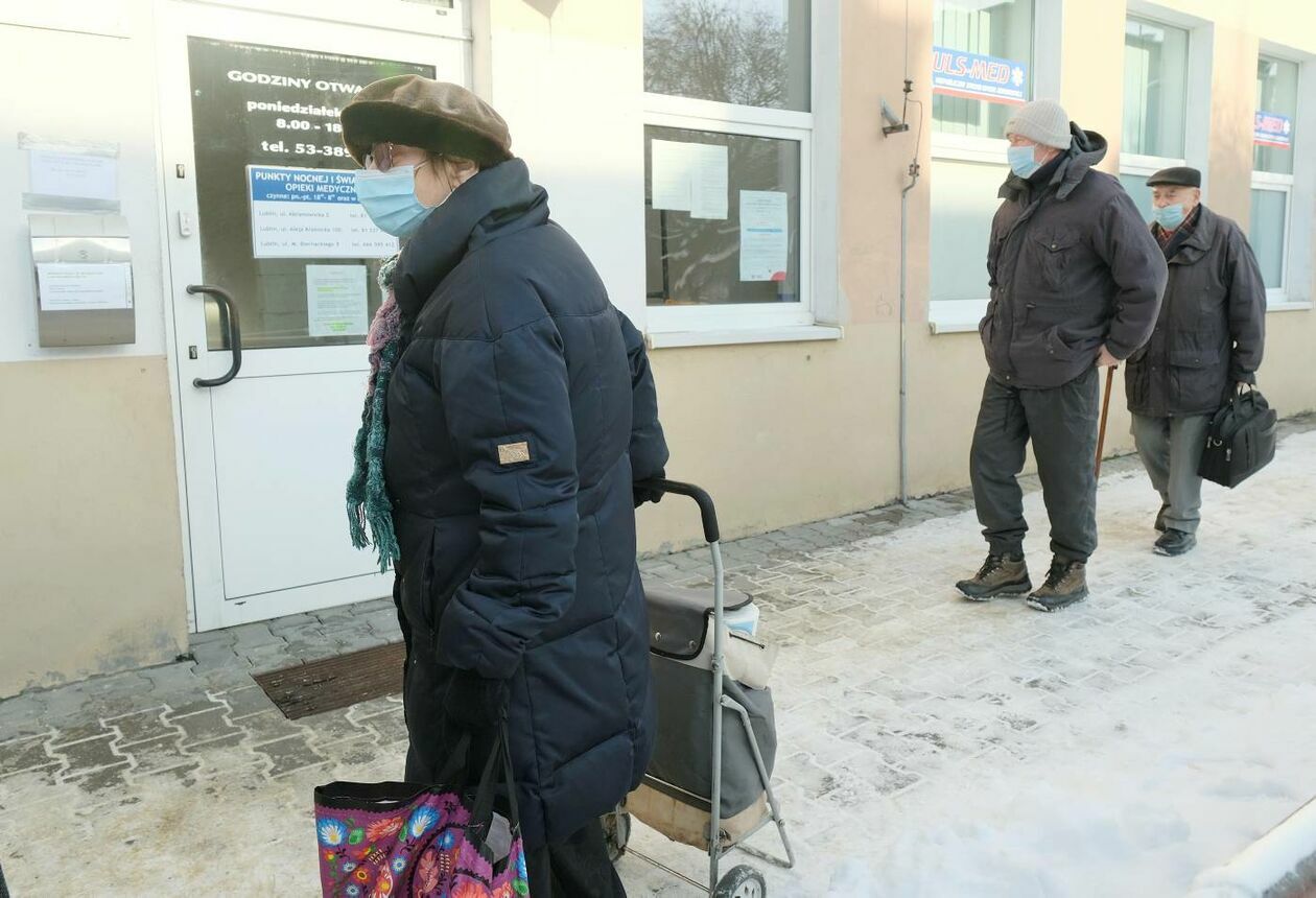  <p>Styczeń. Przychodnia przy ul. Weteran&oacute;w. Kolejka do zapis&oacute;w na szczepienie przeciwko COVID-19</p>