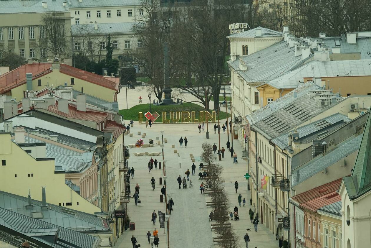  <p>Kwiecień. Widok na deptak z tarasu Wieży Trynitarskiej.</p>