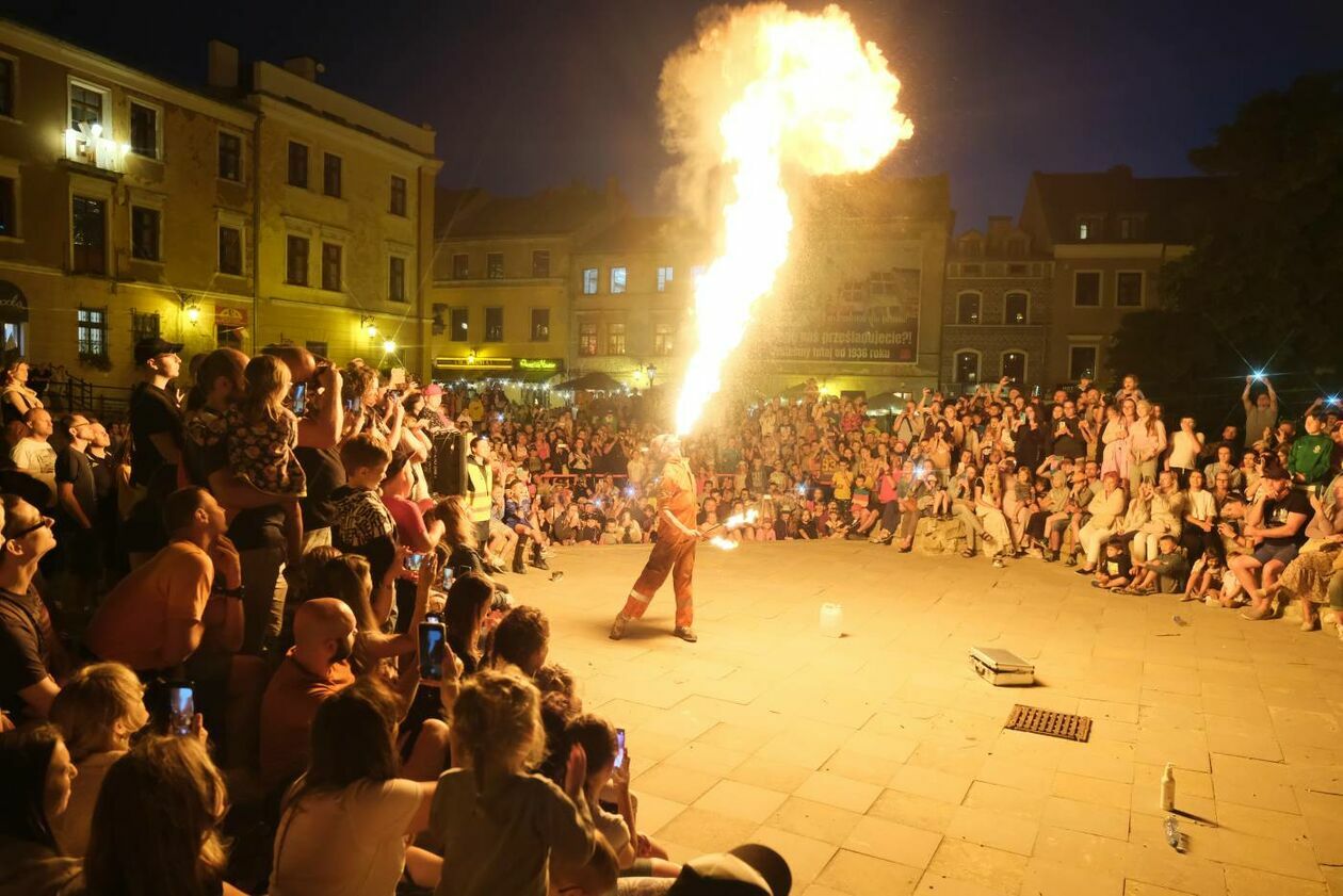  <p>LIPIEC. PLAC PO FARZE CARNAVAL SZTUKMISTRZOW FIRE SHOW WYSTĘPUJE MARCIN STYCZYŃSKI</p>