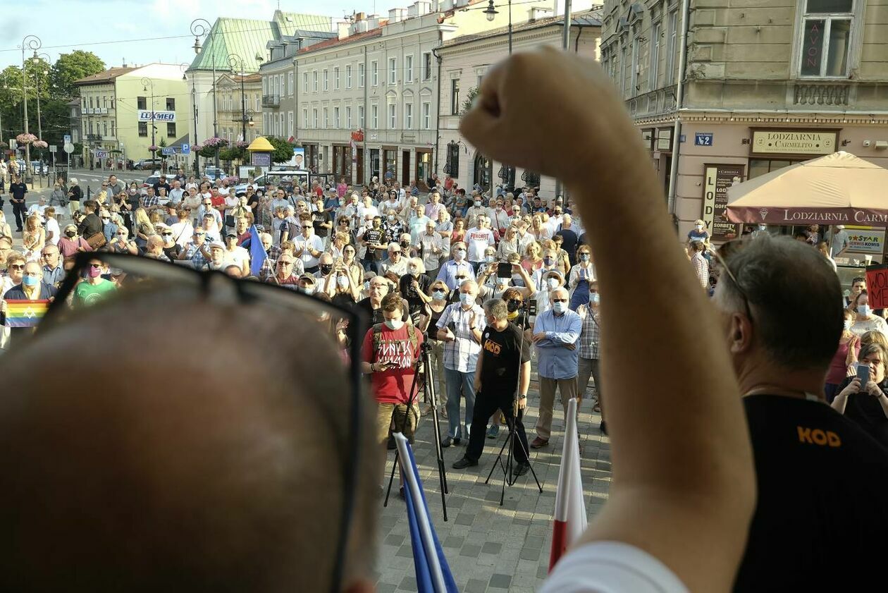  <p>SIERPIEŃ. PLAC ŁOKIETKA DEMONSTRACJA KOMITETU OBRONY DEMOKRACJI W OBRONIE WOLNYCH MEDI&Oacute;W.</p>