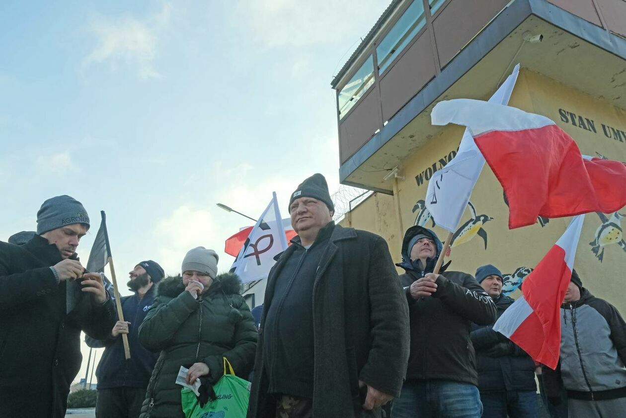  <p>GRUDZIEŃ. UL. POłUDNIOWA ARESZT ŚLEDCZY PIKIETA CZŁONK&Oacute;W AGROUNII PRZECIW KARZE WIĘZIENIA DLA ROLNIKA Z DYSA KRZYSZTOFA STEFANIAKA.</p>