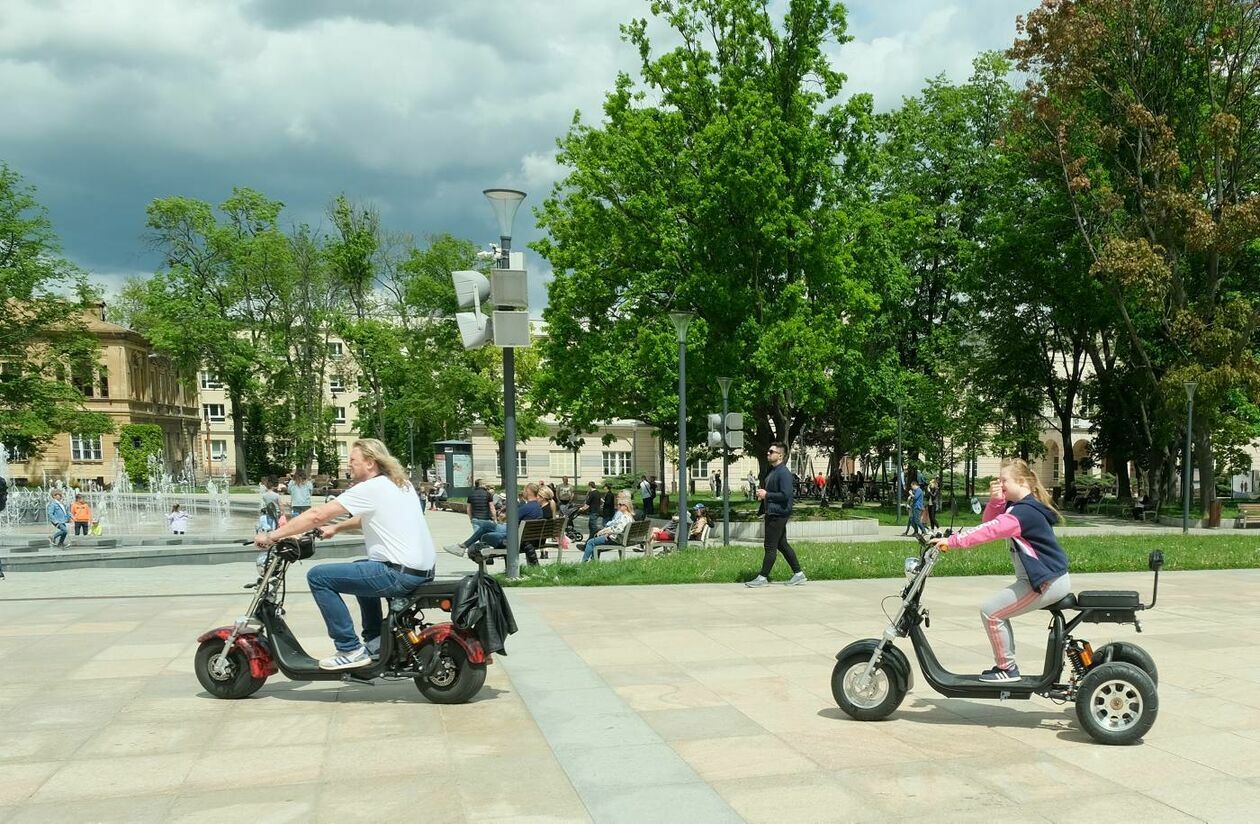  <p>MAJ. SKUTERY ELEKTRYCZNE NA PLACU LITEWSKIM.</p>