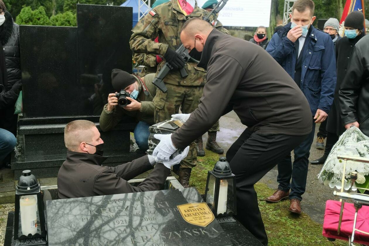  <p>KWIECIEŃ. UL. BIAŁA CMENTARZ KOMUNALNY POGRZEB IZABELLI SIERAKOWSKIEJ.</p>