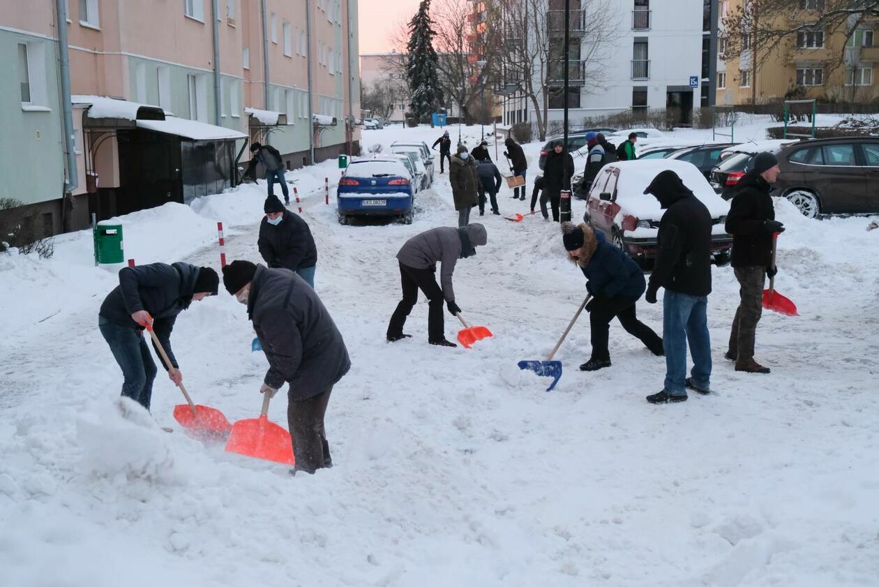  <p>Luty. Mieszkańcy ul. Weteran&oacute;w sami odśnieżają sobie ulicę</p>