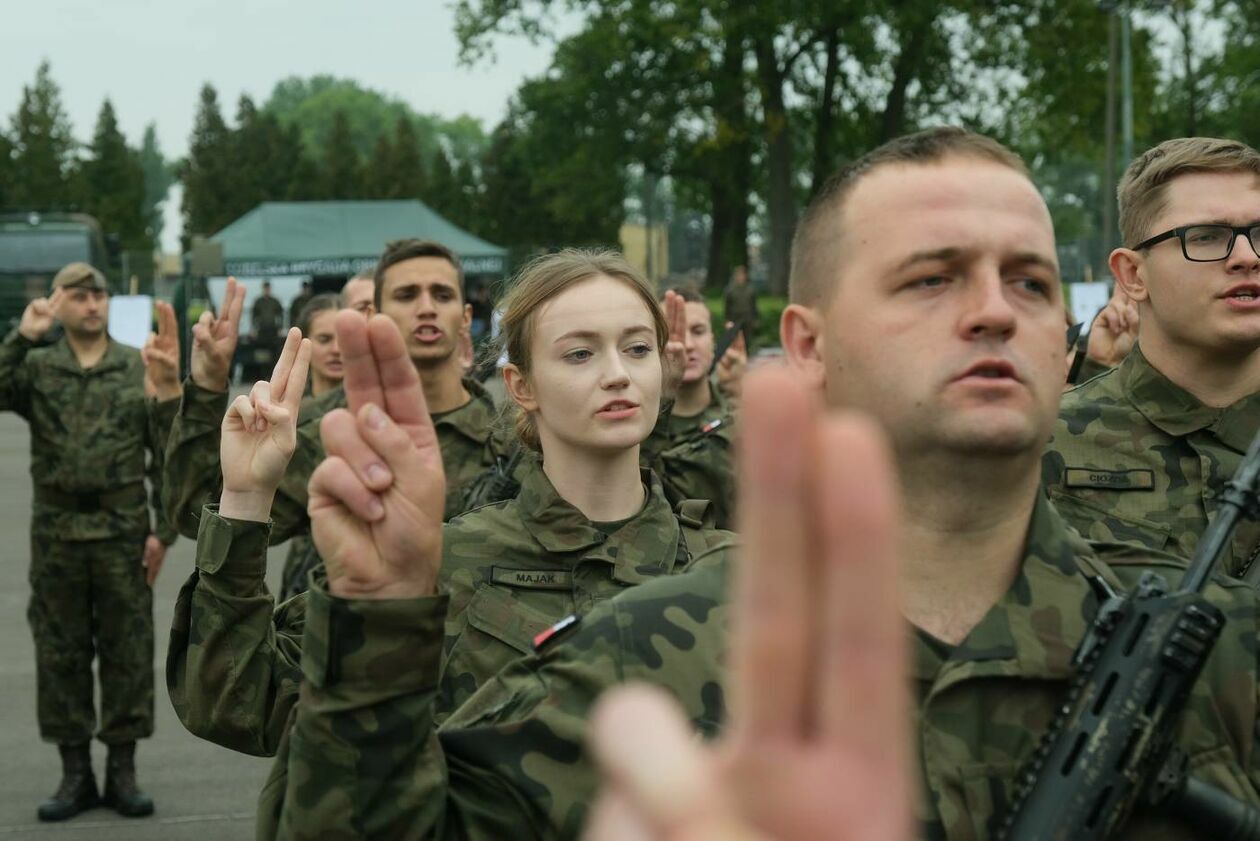  <p>WRZESIEŃ. UL. DROGA MĘCZENNIK&Oacute;W MAJDANKA JEDNOSTKA WOJSKOWA.&nbsp; PRZYSIĘGA ŻOŁNIERZY 2 LUBELSKIEJ BRYGADY OBRONY TERYTORIALNEJ.</p>