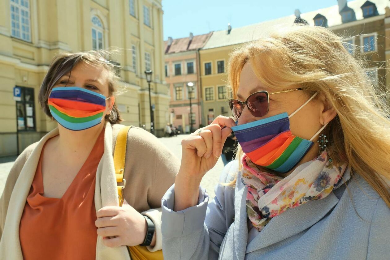  <p>MAJ. UL. RYNEK EPIDEMIA KORONAWIRUS OBOSTRZENIA. STREFA CZERWONA PRZECHODNIE W MASKACH OCHRONNYCH.</p>