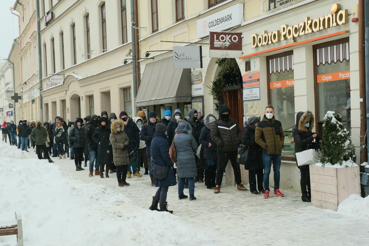  <p>Luty. Lublin. Kolejka po pączki.</p>