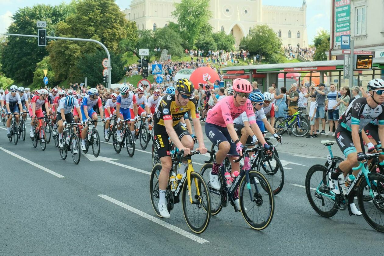  <p>SIERPIEŃ. UL. TYSIĄCLECIA START WYŚCIGU KOLARSKIEGO 78 TOUR DE POLOGNE.</p>