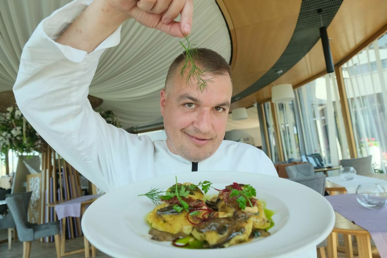  <p>MAJ. UL. GROTTGERA LCK RESTAURACJA 2 PI ER SALA RESTAURACYJNA NA V PIETRZE. SZEF KUCHNI JAKUB PIĘTOWSKI PREZENTUJE PIELMIENI.</p>