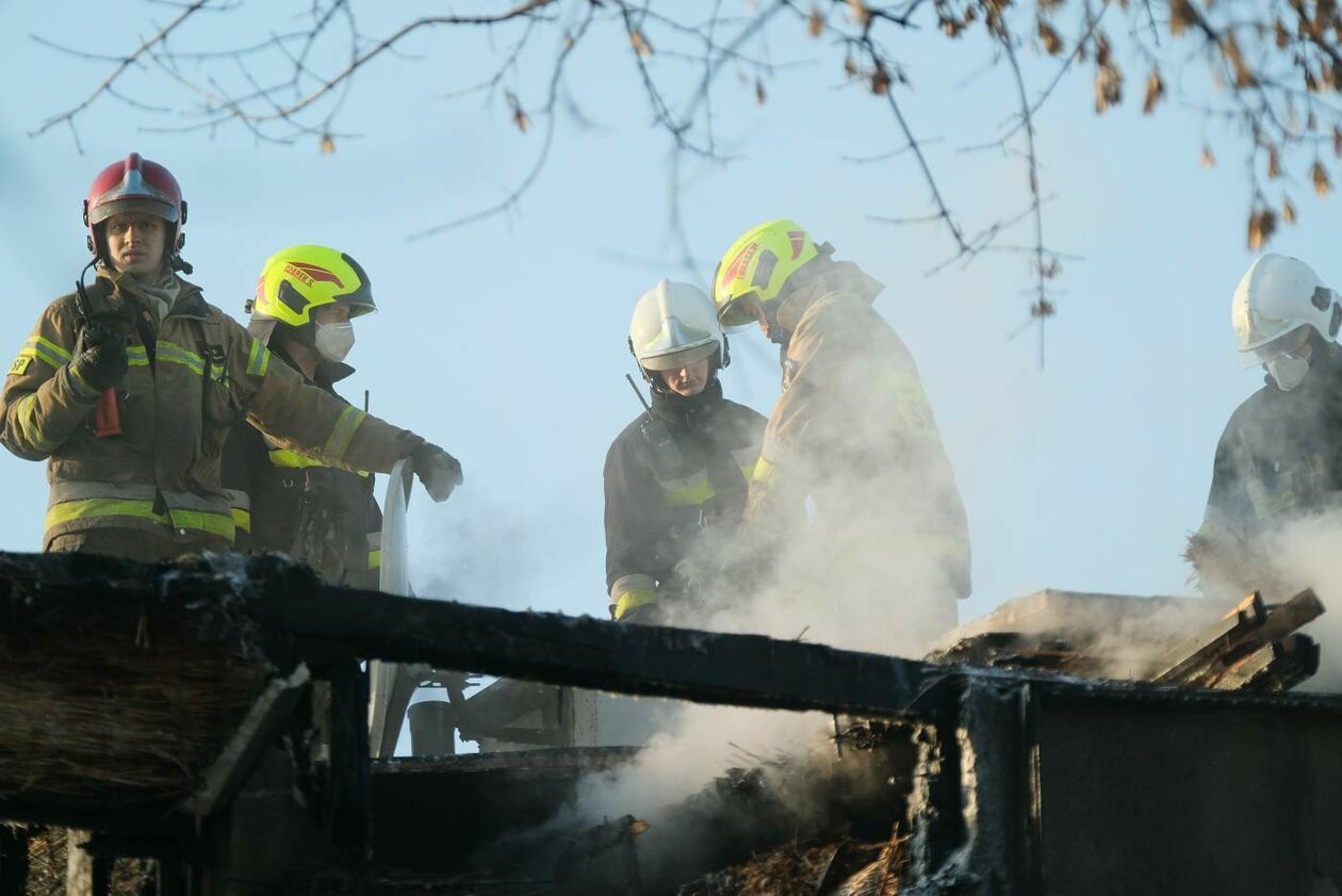  <p>Marzec. Pożar bloku socjalnego przy ul. Wrońskiej.</p>