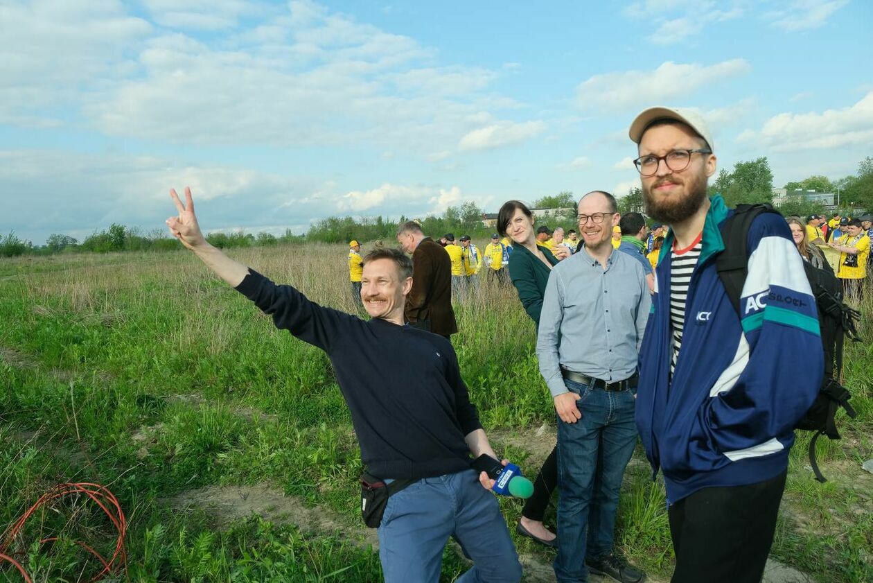  <p>MAJ. UL. KROCHMALNA DZIAŁKA PRZY DAWNYM LKJ SPOTKANIE KIBIC&Oacute;W ŻUŻLA Z PRZECIWNIKAMI BUDOWY NOWEGO STADIONU ŻUŻLOWEGO.</p>