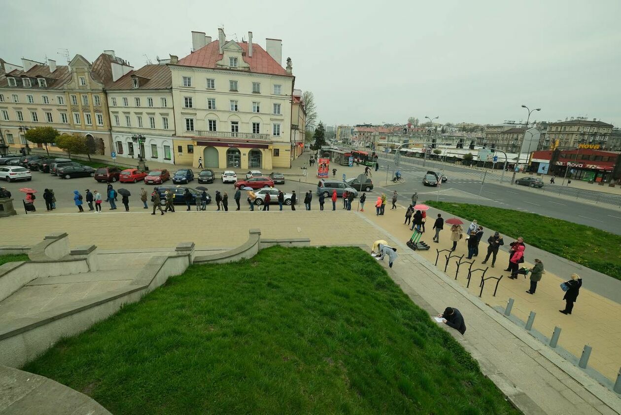  <p>MAJ. PLAC ZAMKOWY MOBILNY PUNKT SZCZEPIEŃ. KOLEJKA LUDZI CHĘTNYCH NA SZCZEPIENIE PRZECIW COVID 19.</p>