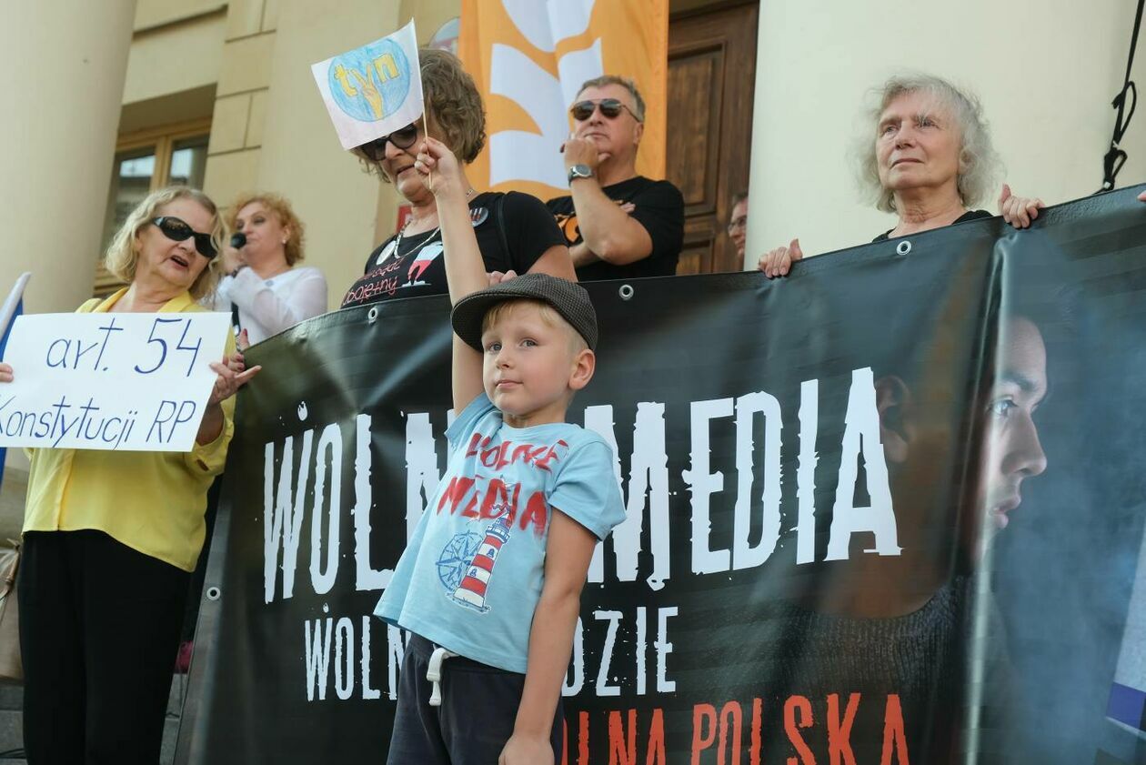  <p>SIERPIEŃ. PLAC ŁOKIETKA DEMONSTRACJA KOMITETU OBRONY DEMOKRACJI W OBRONIE WOLNYCH MEDI&Oacute;W.</p>