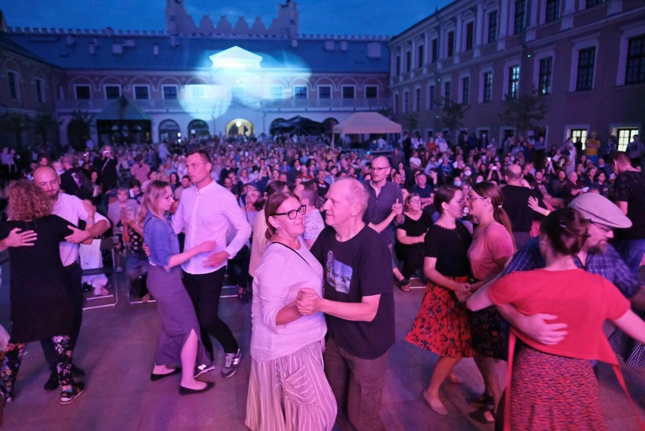  <p>Sierpień. Ul. Zamkowa dziedziniec Zamku Jarmark Jagielloński Koncert Re Tradycja. Widownia tańcząca podczas występu.</p>