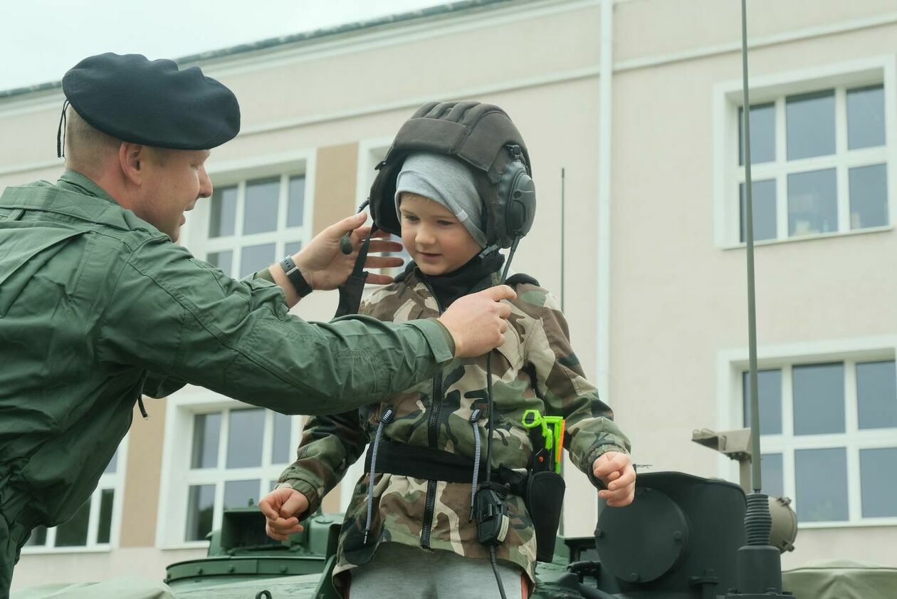  <p>WRZESIEŃ. UL. DROGA MĘCZENNIK&Oacute;W MAJDANKA JEDNOSTKA WOJSKOWA.&nbsp; PRZYSIĘGA ŻOŁNIERZY 2 LUBELSKIEJ BRYGADY OBRONY TERYTORIALNEJ. FESTYN RODZINNY.</p>