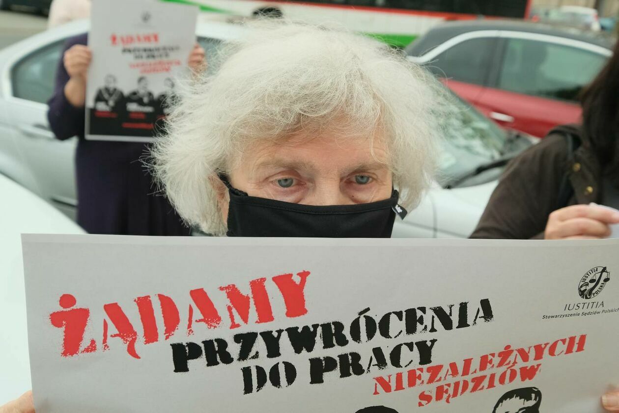  <p>MAJ. UL KRAKOWSKIE PRZEDMIEŚCIE SĄD OKRĘGOWY PROTEST KOD PRZECIWKO ZWALNIANIU NIEZALEŻNYCH SĘDZI&Oacute;W.</p>