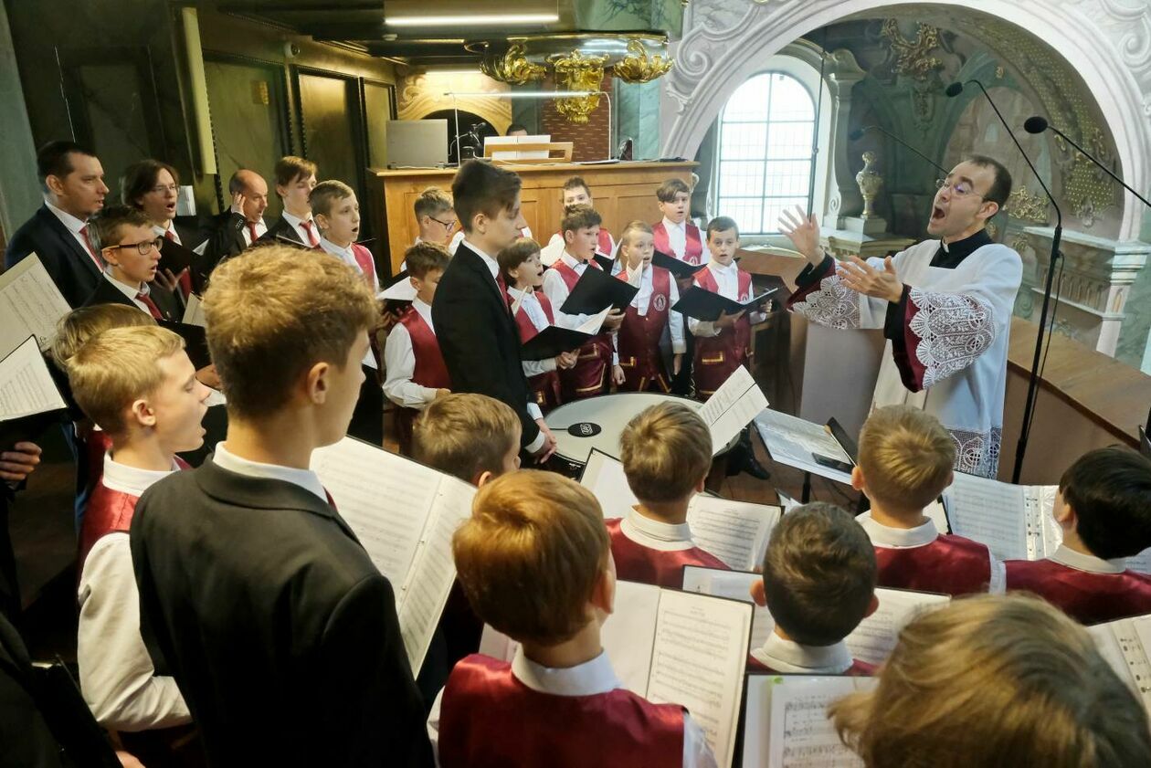  <p>WRZESIEŃ. UL. KR&Oacute;LEWSKA ARCHIKATEDRA LUBELSKA 3 SYNOD ARCHODIECEZJI LUBELSKIEJ. WYSTĘP CH&Oacute;RU.</p>